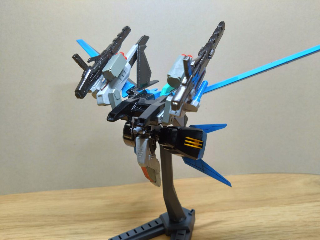 名前の通り「ストライカー」なので、機体と接続するために変形できます。差し替え式じゃないです。