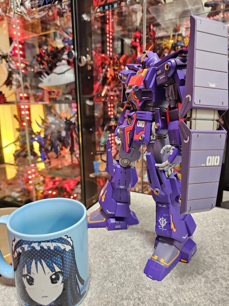 横から。メインの紫は2色で塗り分けています。