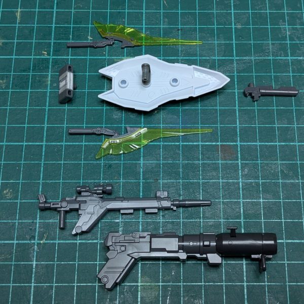 やりたいことがだいたいできたので仮止めして武器を持たせてみました。ビームライフル：最初はクスィーの物にシナンジュのバズーカを付けようとしたものの、形が複雑だったので断念してシナンジュのを使うことに。グリップをクスィー側に合わせて3㎜丸棒に変更、それとバズーカの先端を失くしたので(泣)システムウェポン007のシナンジュバズーカより同部分を流用してます。もったいない気もしますが、派手さ&ディテールアップになったので良しとします。シールド：元々あった穴を利用してシナンジュの盾よろしくビームアックスとグレネードランチャーを付けれるようにしました。アックス用のウェポンラックはシナンジュのをベースに加工してます。あと各所に30mmのジョイントパーツやそれから切り出したものを使ってます。まぁランナーでもよかったんですが、断面をきれいな平行にする自信がなかったので…。（2枚目）