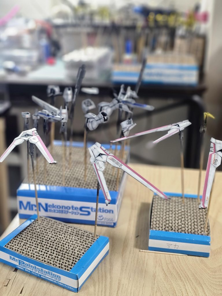 ピンクのラインは付属のシールがめっちゃ綺麗だったのでそのまま使いその上からトップコート吹いてます。使えるものは使うのが一番!笑