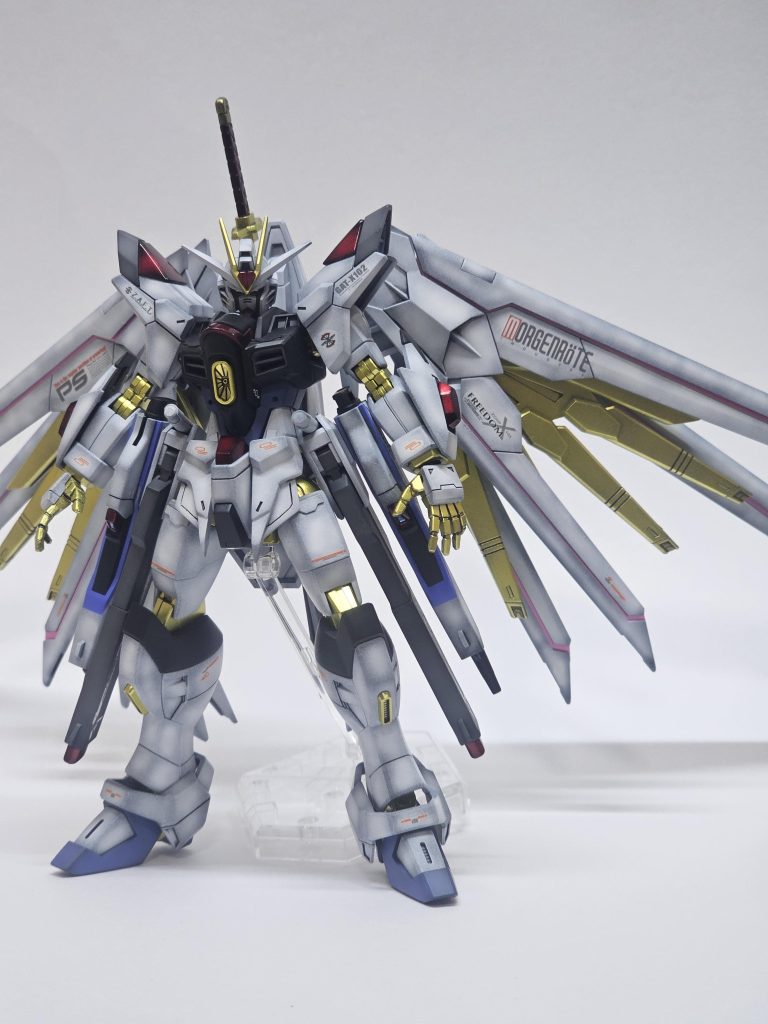 HGと言うことで情報量が少ないので黒立ち上げで影を増やして密度感を出した風に誤魔化しました!笑本体スジボリとプラバン貼り付けそれとスカートの形状を変更しています。