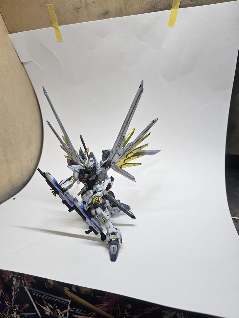 羽広げるとデカくて撮影ブースに入り切らなかったです笑でも羽広げるとカッコいい!!このポーズで撮影してたら早速太ももの部分の塗装が剥げました泣 もう触りたくありません泣