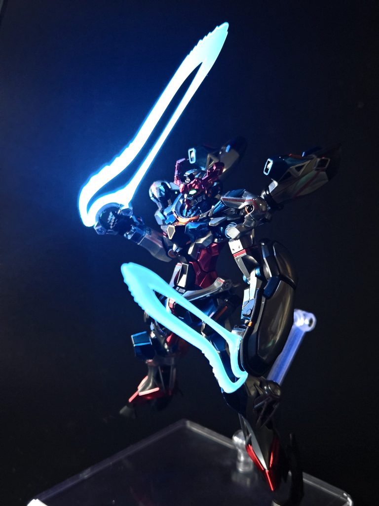 ビームサーベルに蛍光クリアーを塗ってブラックライトで発光しています