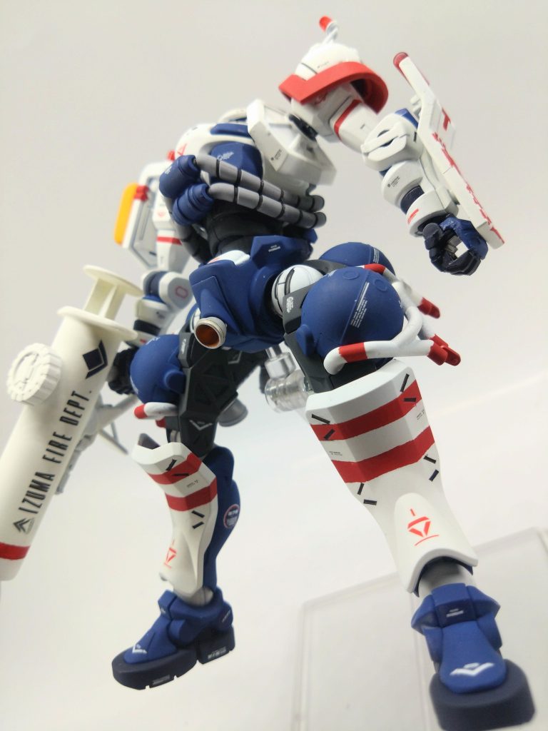 ローアングルだと顔が見えない。脛当てのラインを2本にしたせい星条旗みたいになってしまったかも⋯