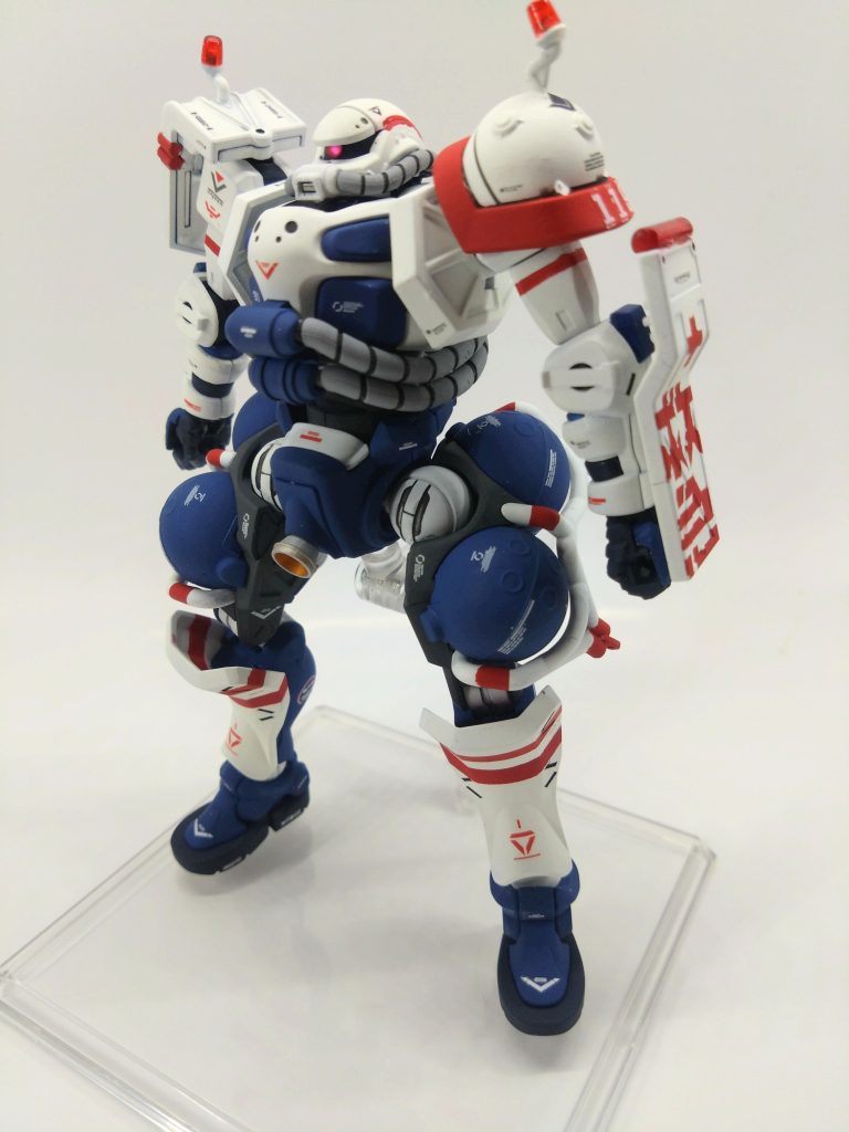 装備無し全体像。基本救急車カラーですが赤白だけだと味気ないのと、救急隊の方をイメージしたカラーにしました。作成当初は水色も入れたのですがバランス取れずやり直しました。シールド上部に余りのランナーで赤色灯を追加してます。