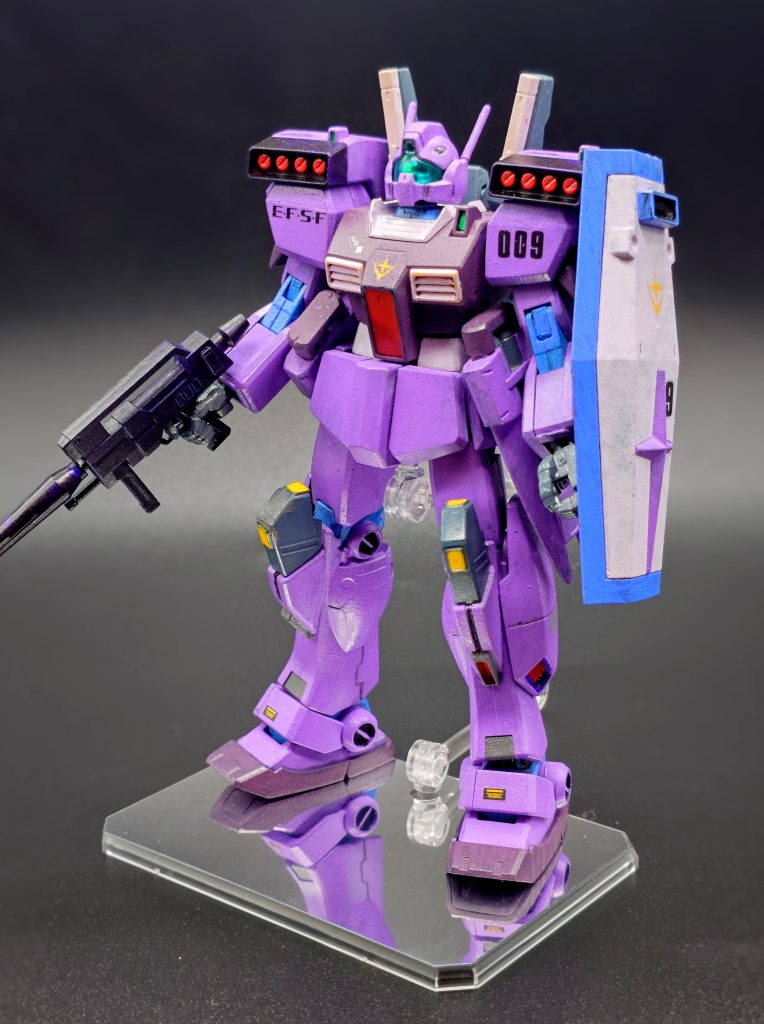 特にカスタム等はせず、アクリルガッシュ筆塗りで全塗装しております。イメージとしてはアクシズショックに間に合わなかった連邦の別働隊、というところです。