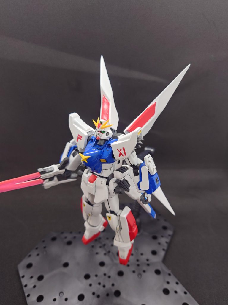 ライフルはクロスボーンガンダムX0のバタフライバスターを参考に作りました。差し替えなしでライフルモード、サーベルモードに切り替えられます。