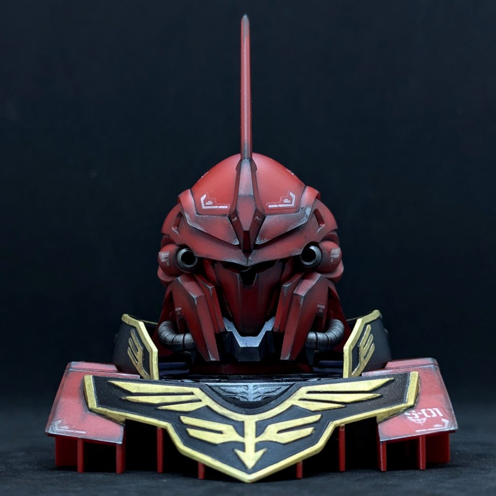 このキット…ホントに真っ赤…1色のみ(;^ω^)やはりシナンジュ…袖付きですからね…エングレービングはしっかり表情したく、ガンマカを駆使して何とか表情してみました♬