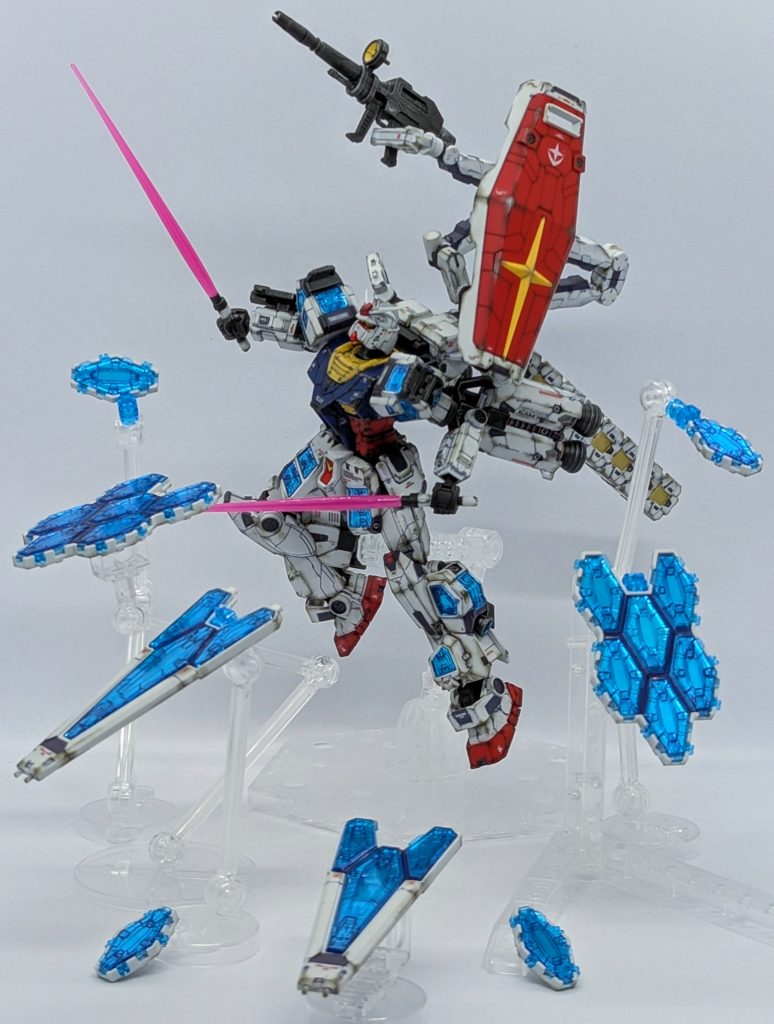 ビームサーベル持たせたり、マニピュレータにビームライフルやシールド持たせたり⋯そしてグラスフェザー装備をファンネル？ビット？の様に飛ばしたり⋯どうやって飾るか迷いますわぁ(*ﾉω・*)ﾃﾍ