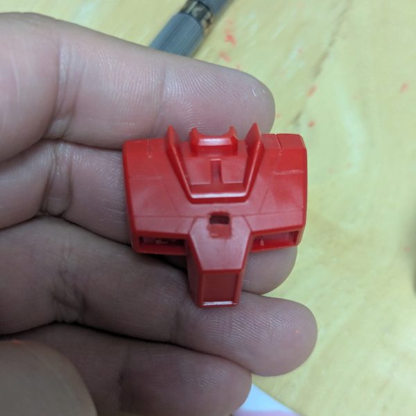 胸にモールド作ってたら穴を開けてしまったため蛍光塗料を混ぜたレジンで塞ぎ塞ぎ…デカすぎてカラータイマーみたいになってしまった？！仕方ないから上にプラ板貼ります。（4枚目）