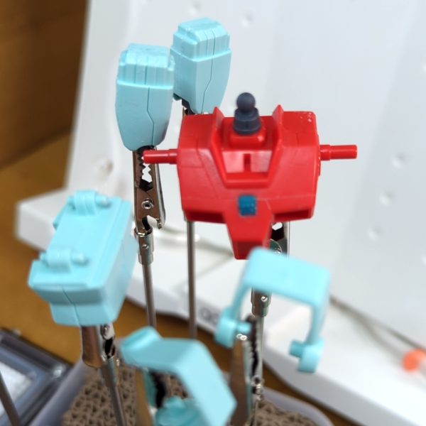 胸にモールド作ってたら穴を開けてしまったため蛍光塗料を混ぜたレジンで塞ぎ塞ぎ…デカすぎてカラータイマーみたいになってしまった？！仕方ないから上にプラ板貼ります。（2枚目）