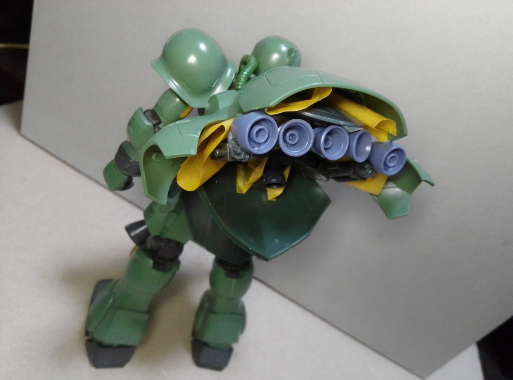 仮組み状態。ブースターも肩アーマーもマステバリバリです