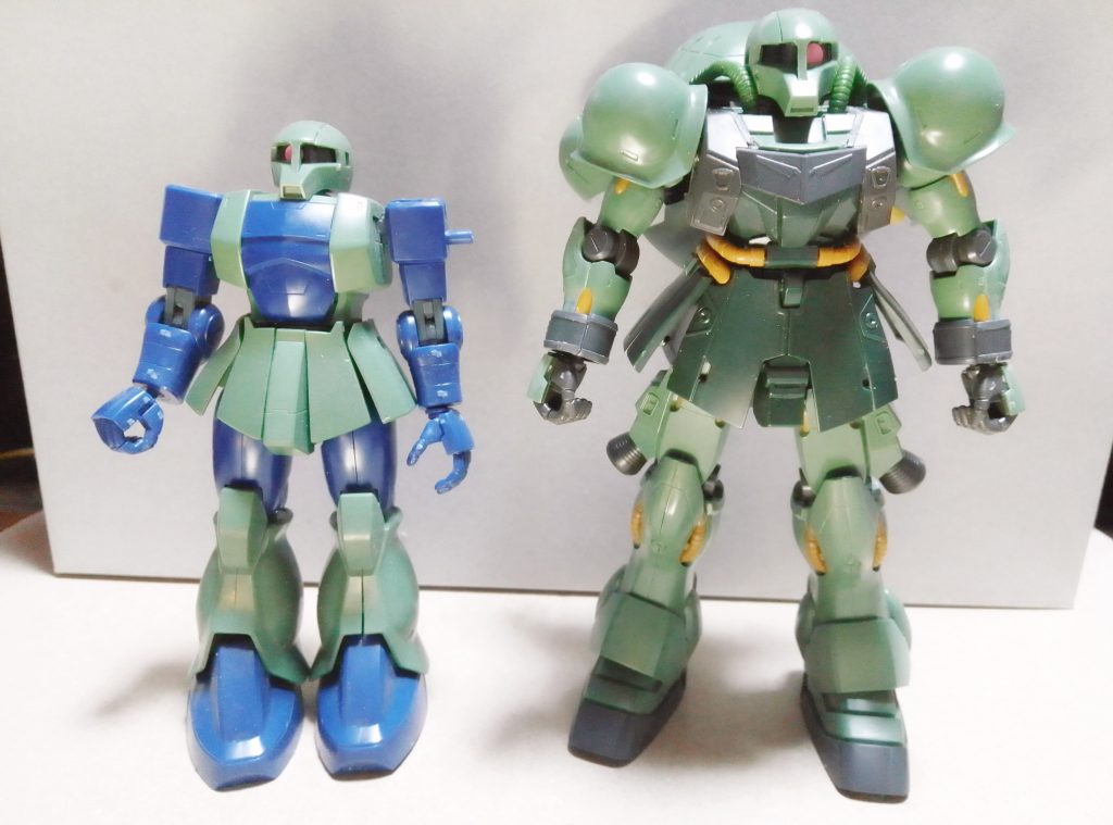 サイズ比較。左右に動力パイプ付けた分ギラ・ズール側の方が頭が大きく見えるふしぎ。今回はつや消しもスプレーもなし!閲覧有難う御座いました!良ければ励みになりますのでいいねもフォローもお願い致します!(gandam-hand2)(zaku-kao3)