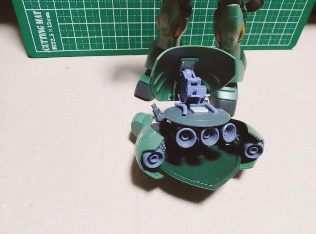 可愛いバックパックブースター。下部はゲルググ背面スカート、左右と上部の装甲パーツはグシオン…マンロディ?そこら辺です