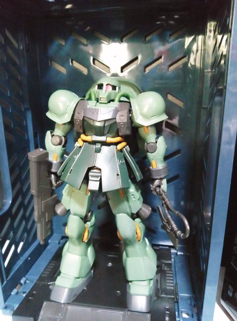 ジークアクスのアックス持たせても言わないとわからないくらい違和感なし。