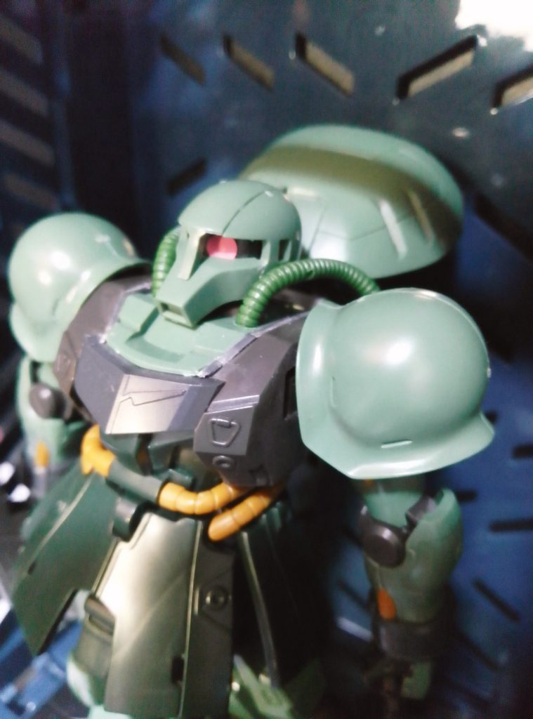 首両サイドの動力パイプは旧キットのギラ・ドーガの物を使っています。