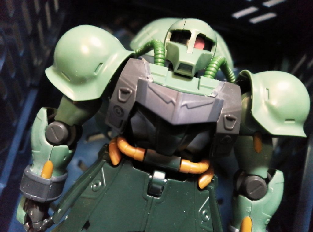 両肩アーマーも旧ザクの物に換装。両肩あると威圧感が増しますね