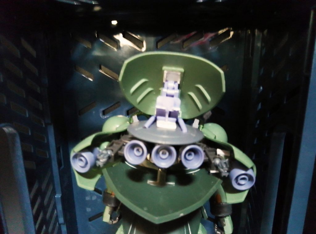 左右ブースターと上部の蓋は可動します