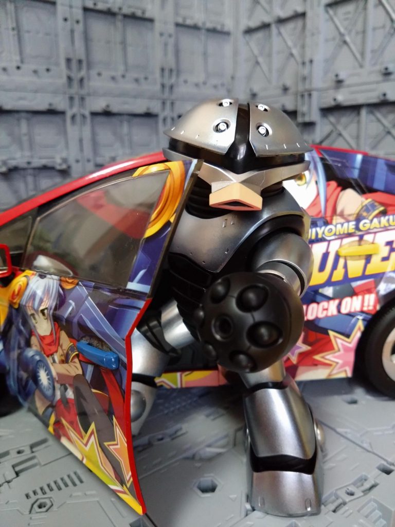 初代映画版のポスターポーズ✨ちょうどいいパトカーなんざ持っていないので十数年ぶりにS.Hフィギュアーツ痛ッシャーロボ（アキバレンジャーより）をプリウスモードに戻しアッガイを乗せました😁