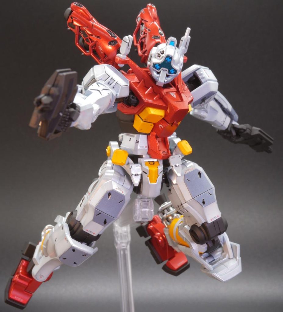 カメラ部分は一部をブルーライトで反応するようにしました。クリアーパーツだったら、電飾が映えるんですけどね…