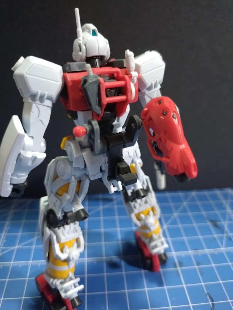 ・シルエットを従来のジムにしたかったので背面スラスターをビームサーベルラックを利用して配置変更してますパーツを上に上げればビームガンもちゃんと2丁取り付けられるのでいい感じ