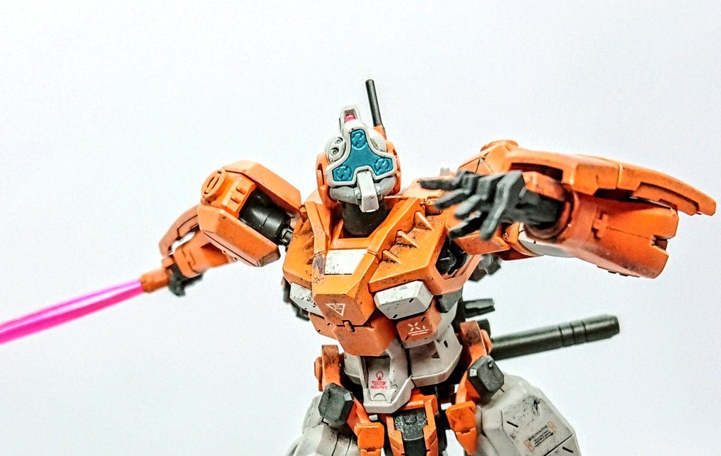 ・ジークアクス4話でゲルググの名前でジムな姿で登場というインパクト抜群なデビューを飾った機体ですが、シルエットが細くアンクルガード等もないデザインだったのでジム・ライトアーマーなカラーが絶対似合うと思いこの色で塗装しましたそれとパイロットのシイコさんが正史で活躍しているとしたら恐らくライトアーマーに乗っていそうだなというのもあります(^^)