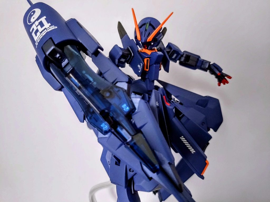 武装の一部だけクリアパーツを残し下にメタリックデカールを貼って遊んでみました