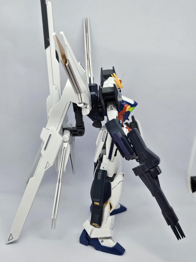 側面腕周りにクリアランスを保ちつつGXの背中にはユニバーサル基準の2穴が付けれる様にしたのでバックパックも交換可能です。GXのサテライトキャノンも外してツインサテライトキャノンのみにも出来ます。