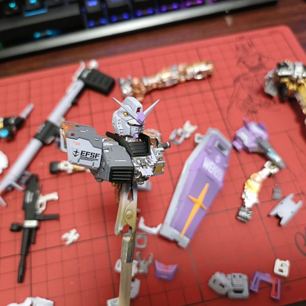 G-3ガンダムをオリジナルカラーで塗装。内部フレームはつやあり、外装はつや消しで塗装。内部フレームが隠れるのがもったいないのでここで止めてます。イメージ通りの色が作れたので満足です。（3枚目）