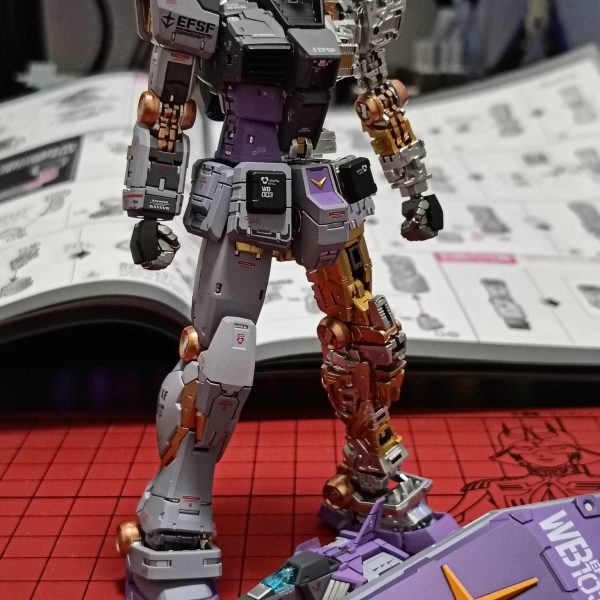 G-3ガンダムをオリジナルカラーで塗装。内部フレームはつやあり、外装はつや消しで塗装。内部フレームが隠れるのがもったいないのでここで止めてます。イメージ通りの色が作れたので満足です。（4枚目）