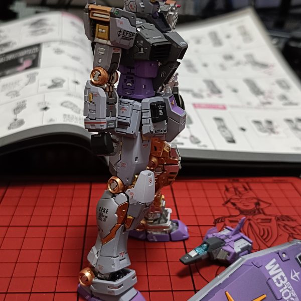G-3ガンダムをオリジナルカラーで塗装。内部フレームはつやあり、外装はつや消しで塗装。内部フレームが隠れるのがもったいないのでここで止めてます。イメージ通りの色が作れたので満足です。（2枚目）