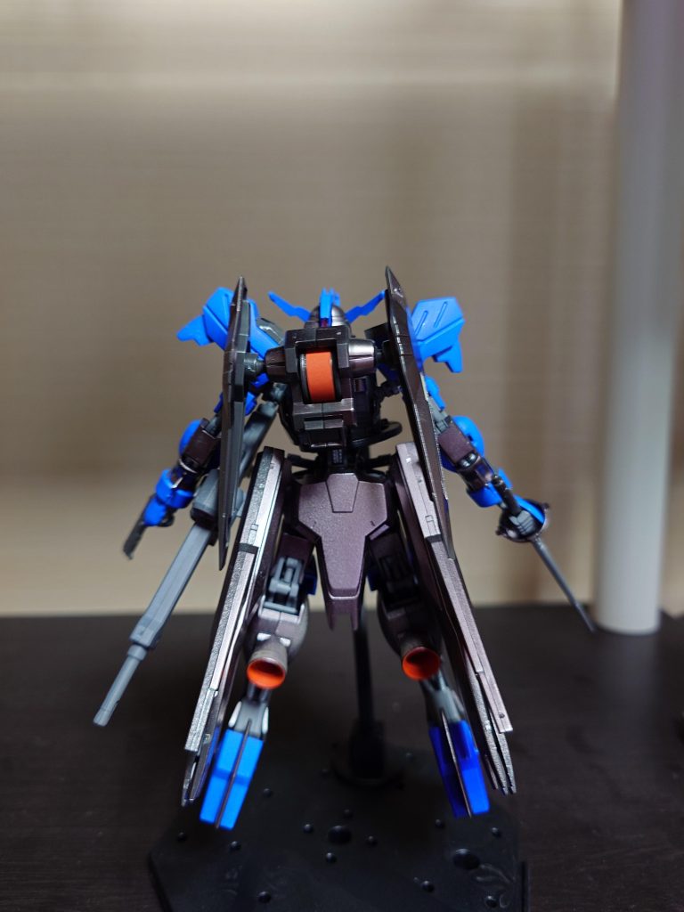 この丈の長いシルエットに仕掛け武器、某血の狩人を彷彿とします。実は鉄血はまったくノータッチなうえ、知らないキャラには人見知りする性分なのですが、ヴィダールはこの人見知りを突破するかっこよさがあります。ご覧いただきありがとうございます。