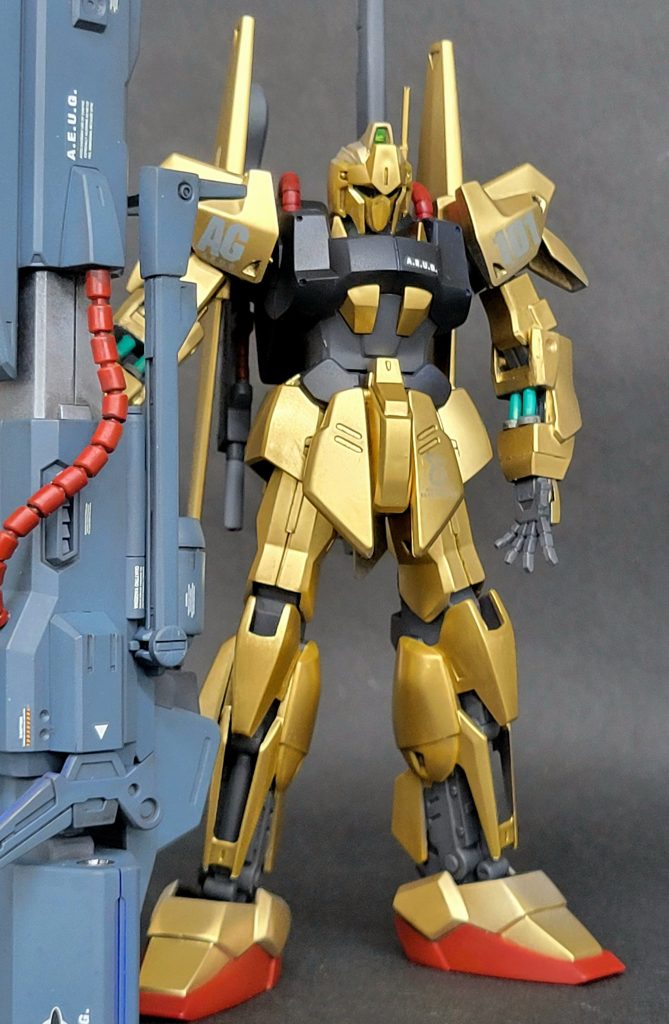 肩幅も広すぎる印象なので、接続の角度を変え、いかり肩に。さらに後方にハの字に傾け、少しでも肩が小さく見えるように。