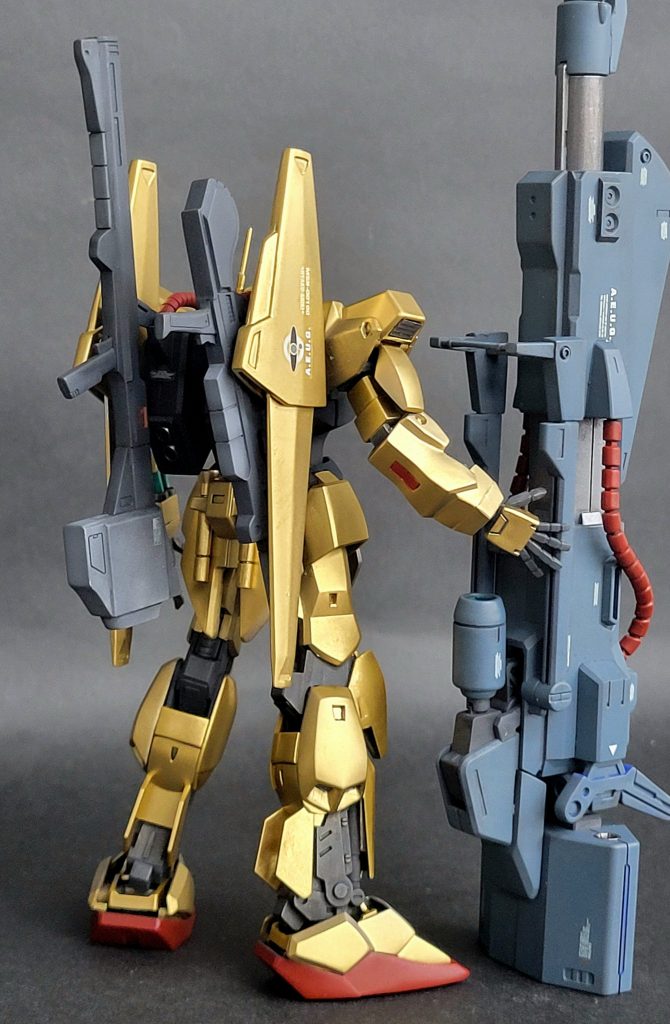 ランドセルも横幅が広いので、中央部で幅詰め。肩と腿のスラスターは開口し、ディテールアップパーツを接着。