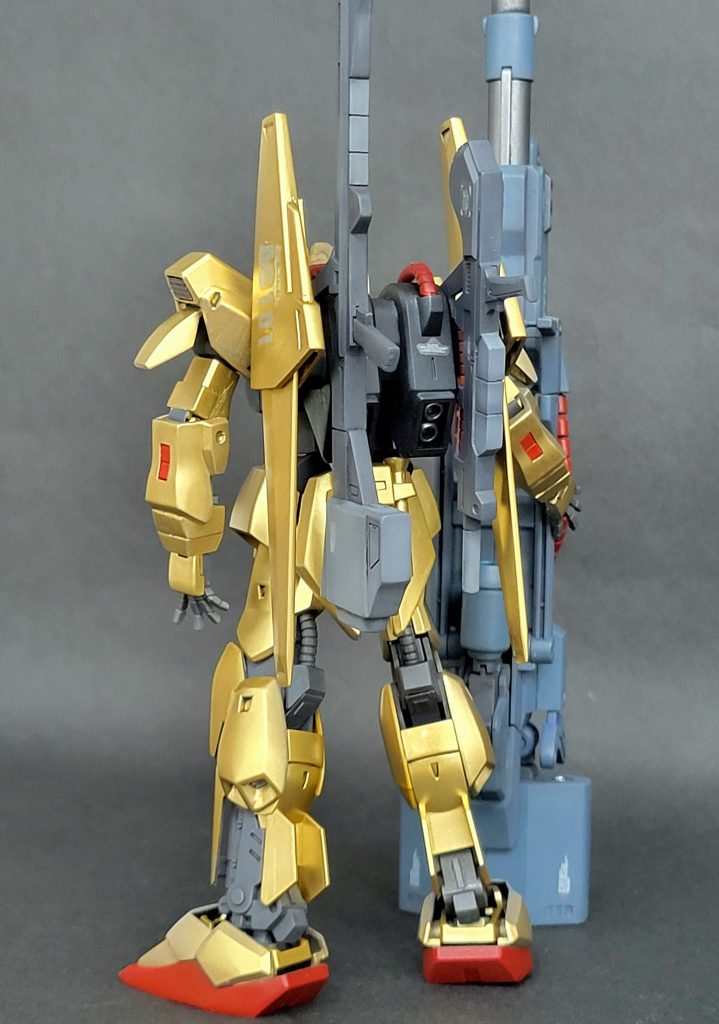 塗装金色…タミヤ スプレー塗装 ゴールド TS-21 胸部グレー…クレオス 水性 ネイビーブルー腹部・フレーム…タミヤ アクリル ジャーマングレー赤色…タミヤ アクリル フラットレッド＋ タミヤ アクリル フラットブラック 