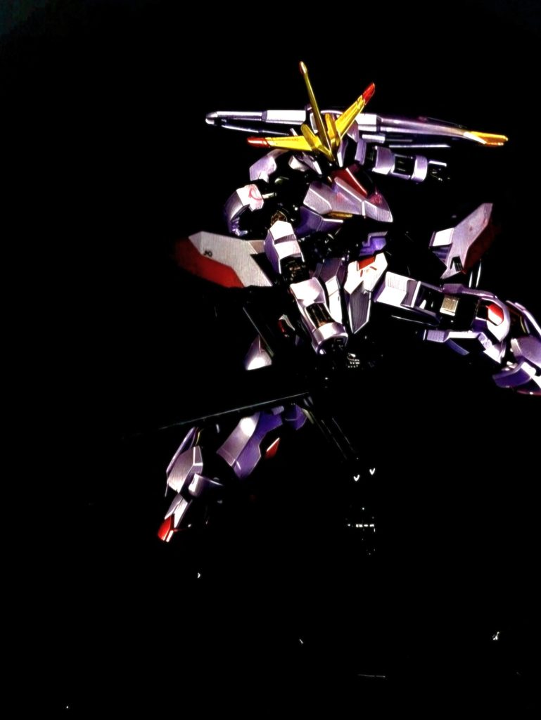 武装・必殺攻撃クロスメイス長さがMSの全長も超える大型近接武装。クロスした三方が柄の役割を果たし、両手での使用も可能。持ち手は八角形構造で握りやすく、MSの力が逃げずに伝わる仕様となっている。第2形態より装備。