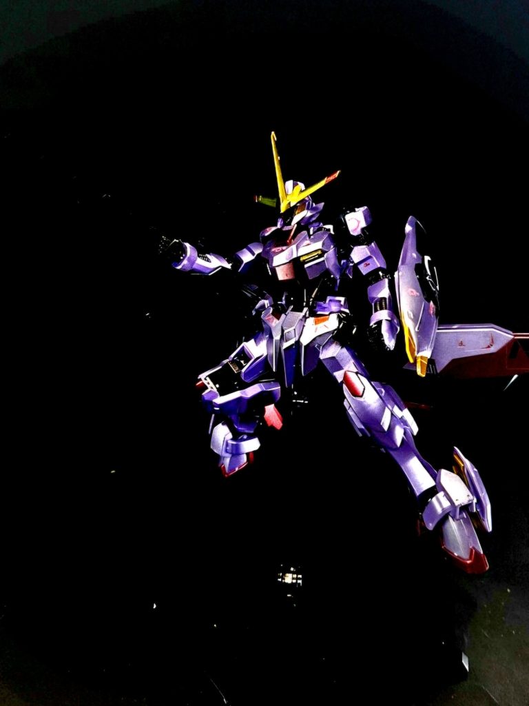 ワイヤーアンカー第2形態の腰部に追加されたワイヤーアンカー。敵機に撃ち込むことで回避行動を制限することも可能。