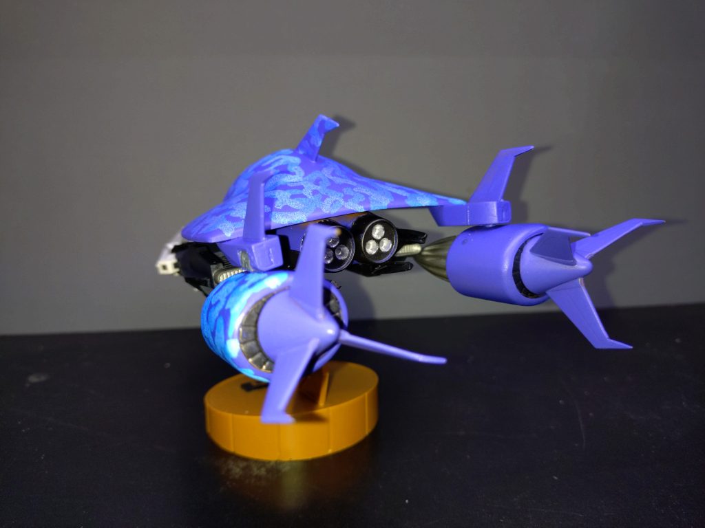 背部のクローに見えるパーツは単なる舵であり、3枚のフィンで複雑な動きを可能にしている。クローとしての機能は外されている。