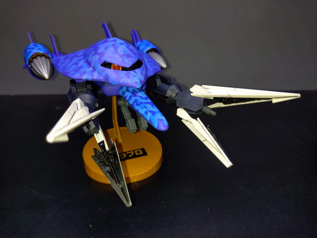塗装もちょっと苦労して4度位やり直してます。最終的に筆塗り迷彩に落ち着きました。ブルーバイオレットにスカイブルーとライトブルーを迷彩塗装して、その上にもう1回ブルーバイオレットのスプレーを軽く乗せています。地味にくちばしとかの段差を埋めてツルツルにしてます。サイドのミサイル発射口も滑らかに潰してあります。