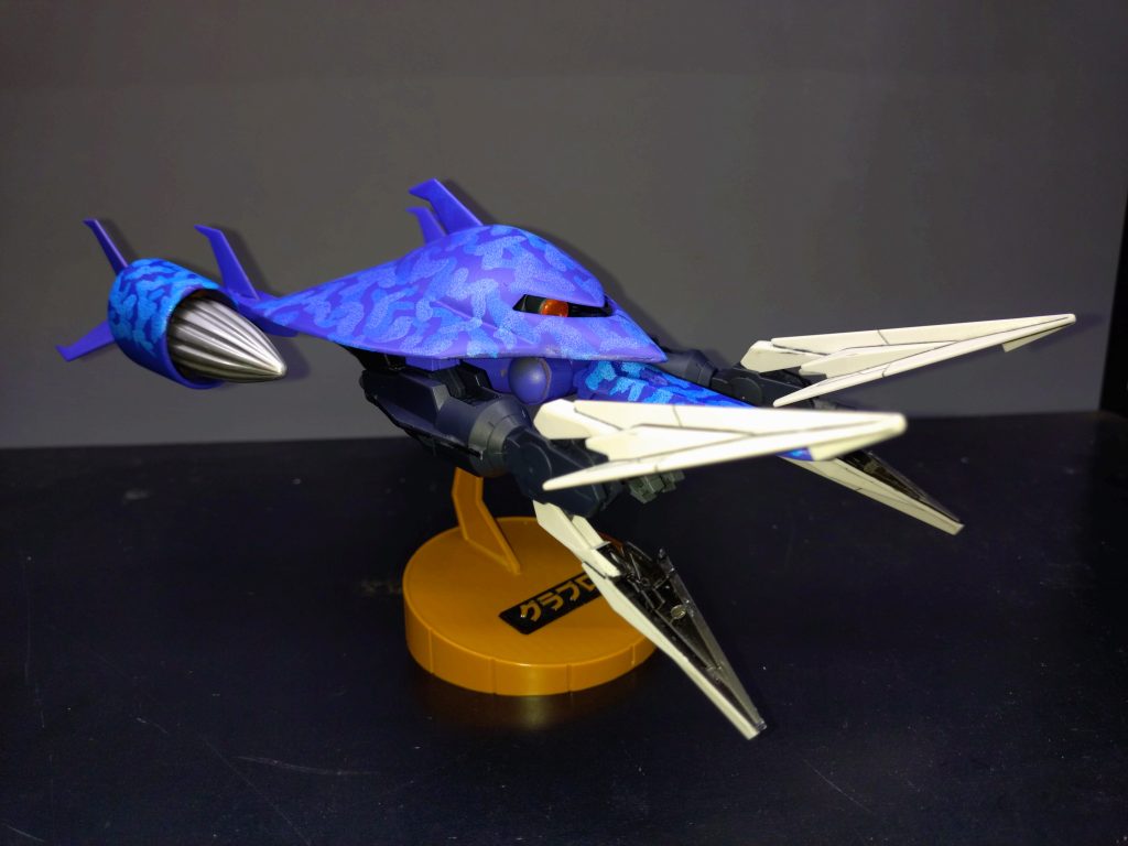 実はドリルが分かれてクローになる。元々の腕を回転させる方式だと「…あれ、本体も反作用で動かないか?」と思ったので、前方スライド式の方式を模索してました。本当はスライド出来る様にしたかったが、上手い構造が思いつかなくて、結局差し替え式となっています。ドリルの様に見えて実はクローだったもネタとして考えていました。クローの意匠を残してあるのは、誤認を誘う目的もある。