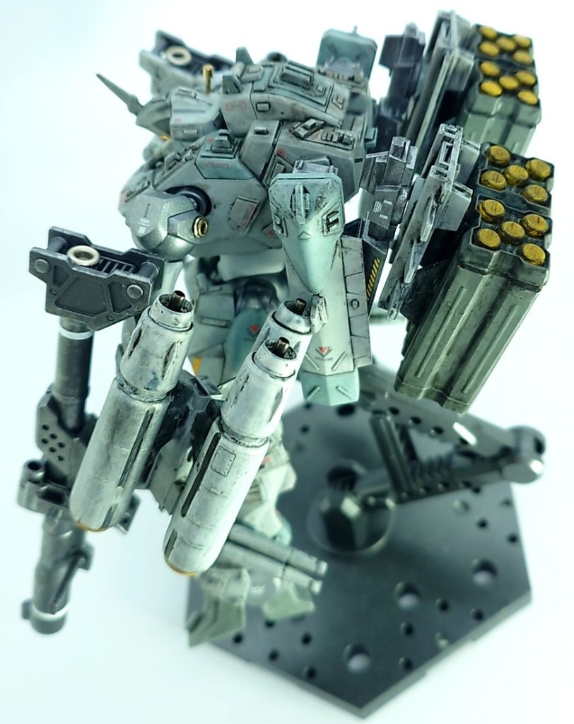 背中のミサイルポッドは折りたたみ可能。