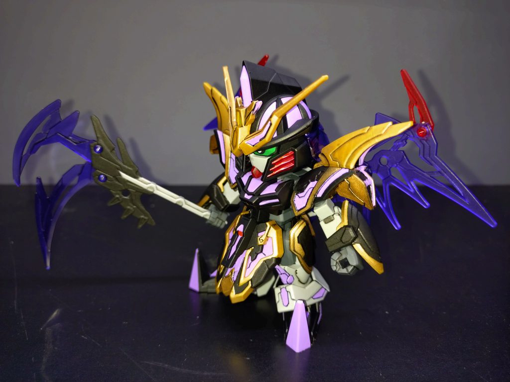 本体のクリアパーツ部分も暗くて黒との差別化が難しかったので、全部塗っています。つや消しトップコートは全体に。羽根もつや消しトップコートしています。