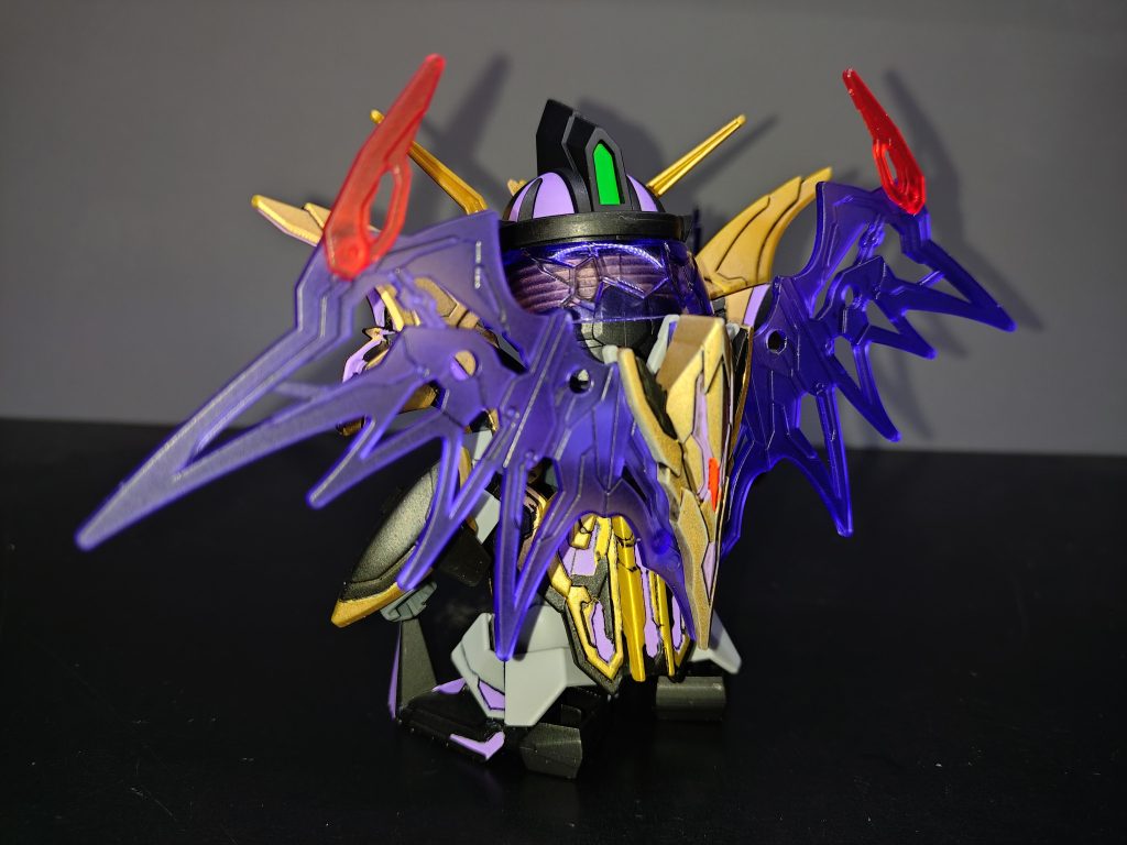 羽根の基部は取説だとグレー１色でしたが、寂しかったので、金＋で塗装しました。頭の後ろと武器のクリアパーツはつや消しは乗せていません。