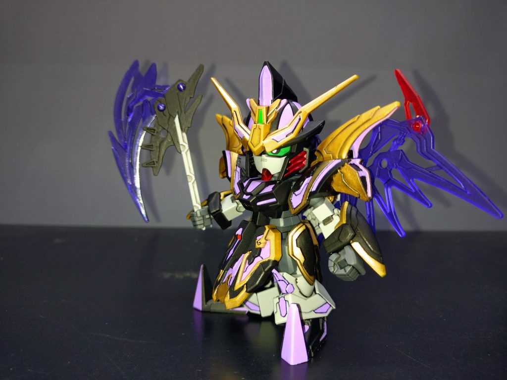 可動の範囲の都合上、どうしても膝のトンガリが前垂れにぶつかるのが気になる…股関節に角度を付けるのも考えたが、それはそれで今度はサイドアーマーが後垂れに接触するという…(苦笑)