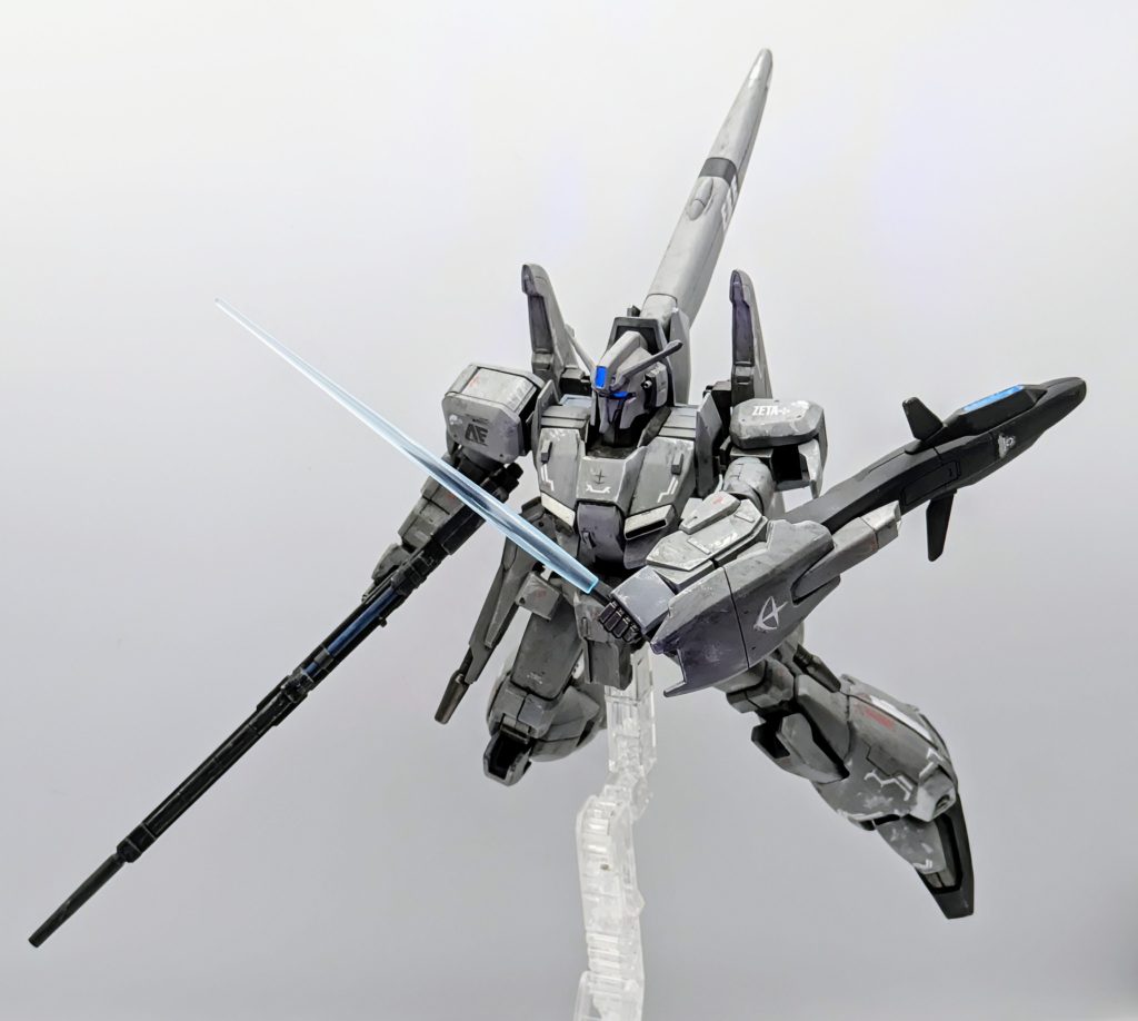 センサー類はブラックライトで発光します。もともとヒサシが深いので目が目立たなかったりします。