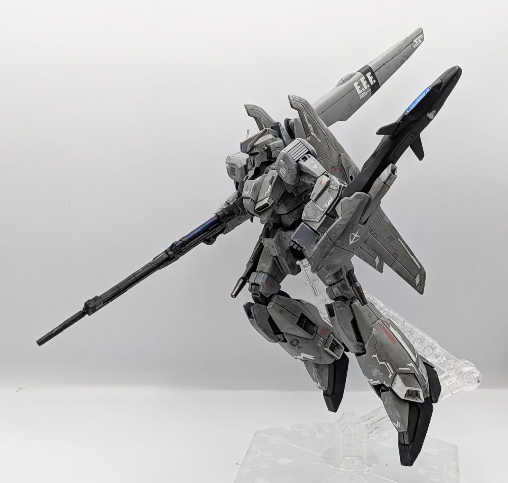 実はでデザインの都合上、色々と干渉してポーズを決めにくいキットだったりします。