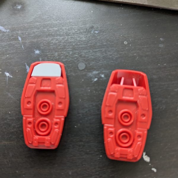 珍しく大きい肉抜き穴を埋める。