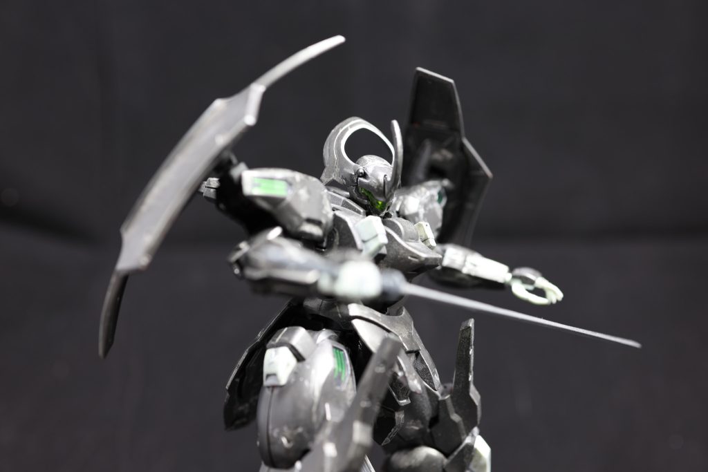 本体色はグラファイトブラックで塗装した後に、ガンダムマーカー・シルバーで塗った所を竹串でこすっています。あとはリアルタッチマーカー・ブラックでウェザリング。