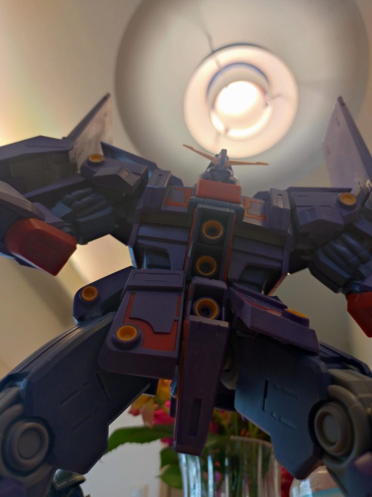 (次回予告)たまたま訪れた家電量販電に3つあったやつ。(これデケェなぁ…)と箱を見つけた時、ハァハァと小走りに来たおじさんが陳列品をガバっととり即効レジへ…驚いてでかい箱を棚に戻して(サイコって何?)とスマホで検索していると、また競歩並みのスピードで近づいてきたおじさんが箱をガバっと取りレジに…残り1個…何か貴重な品物と思い始め買ってしまいました…今サイコガンダムマーク2とはなんぞや?の勉強をしています…