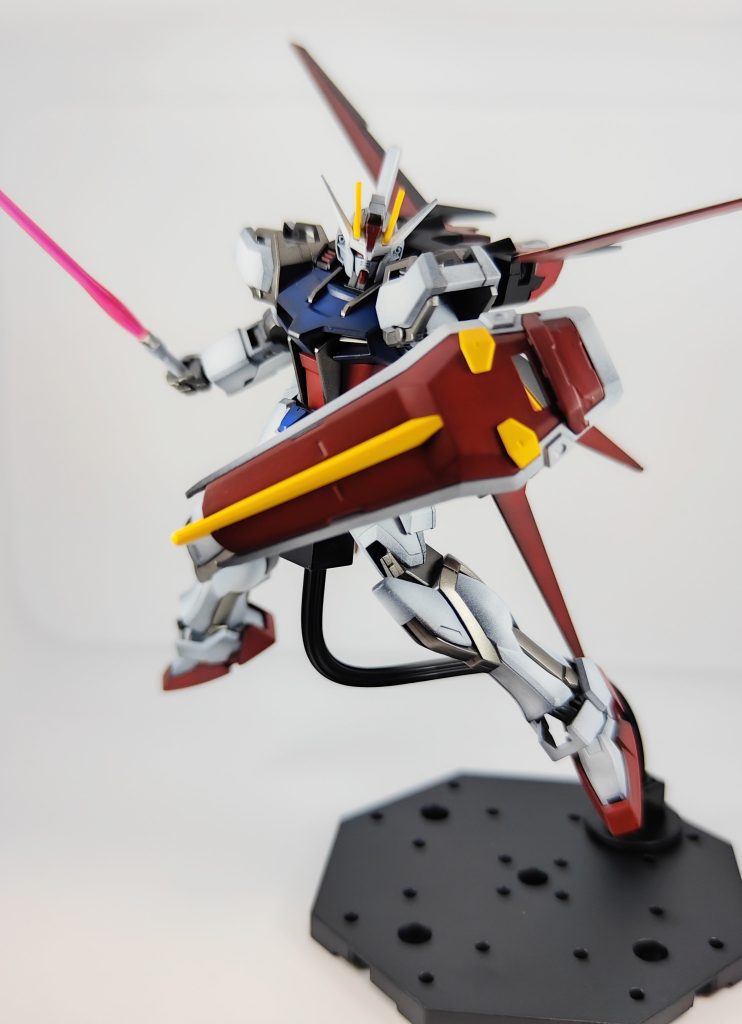 (シールドの部分塗装し忘れ)ガンプラを初めて買ったのは小学生低学年の頃で、当時500円弱で売っていたコレクションシリーズのソードストライクでした。アホだったのでニッパーを使うという概念がなくハサミで無理やり切ってました。20数年ぶりのストライク再挑戦になります。